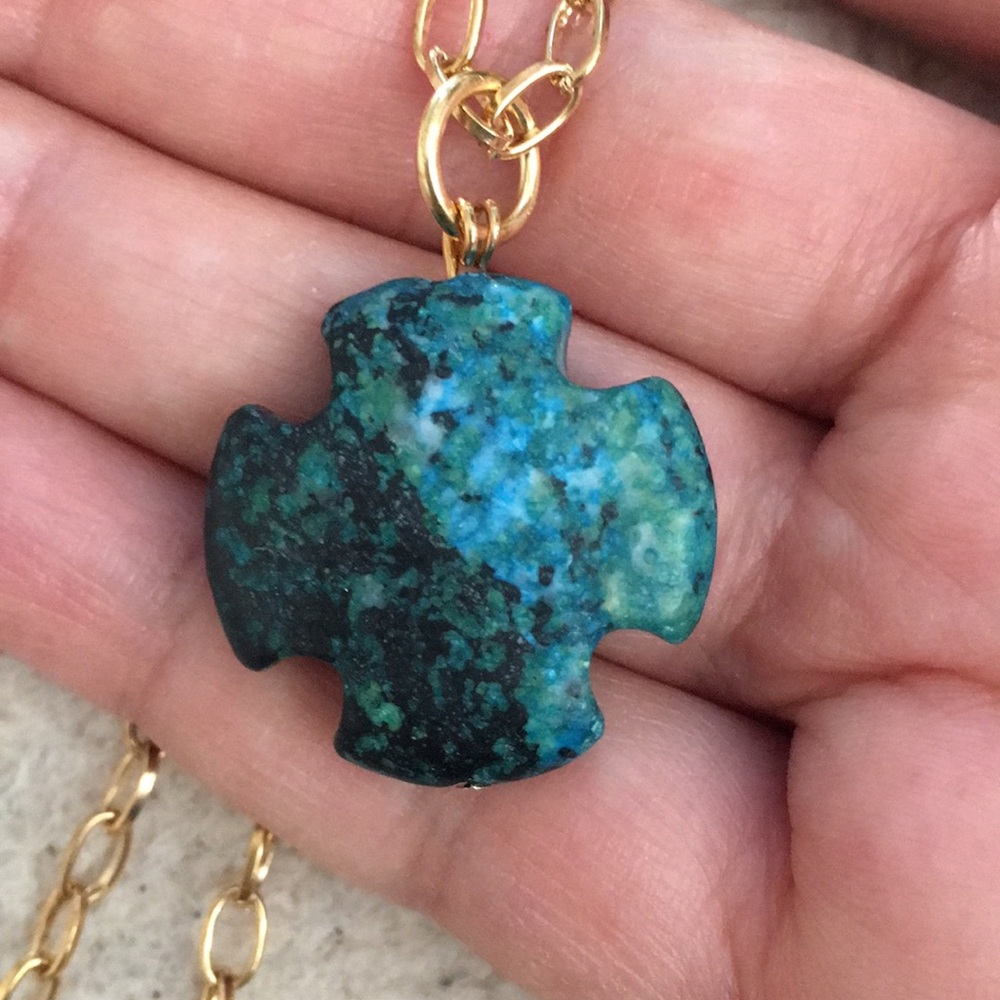 Hand carved chrysocolla pendant & gold tone chain - Picture 6 of 6